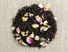 China Rose musta maustettu tee. Lähikuva lehdistä. Luomu