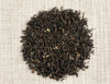 Darjeeling Avongrove musta luomutee. Lähikuva lehdistä.