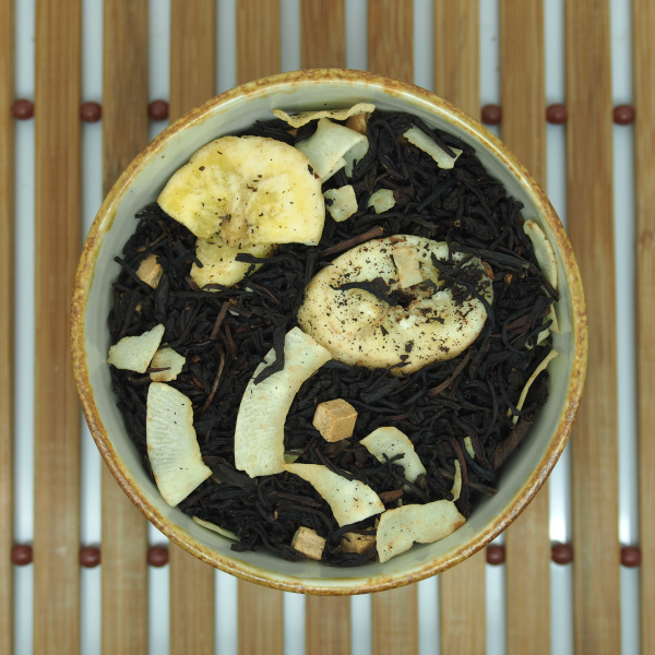 Musta kookoksella ja banaanilla maustettu musta tee
